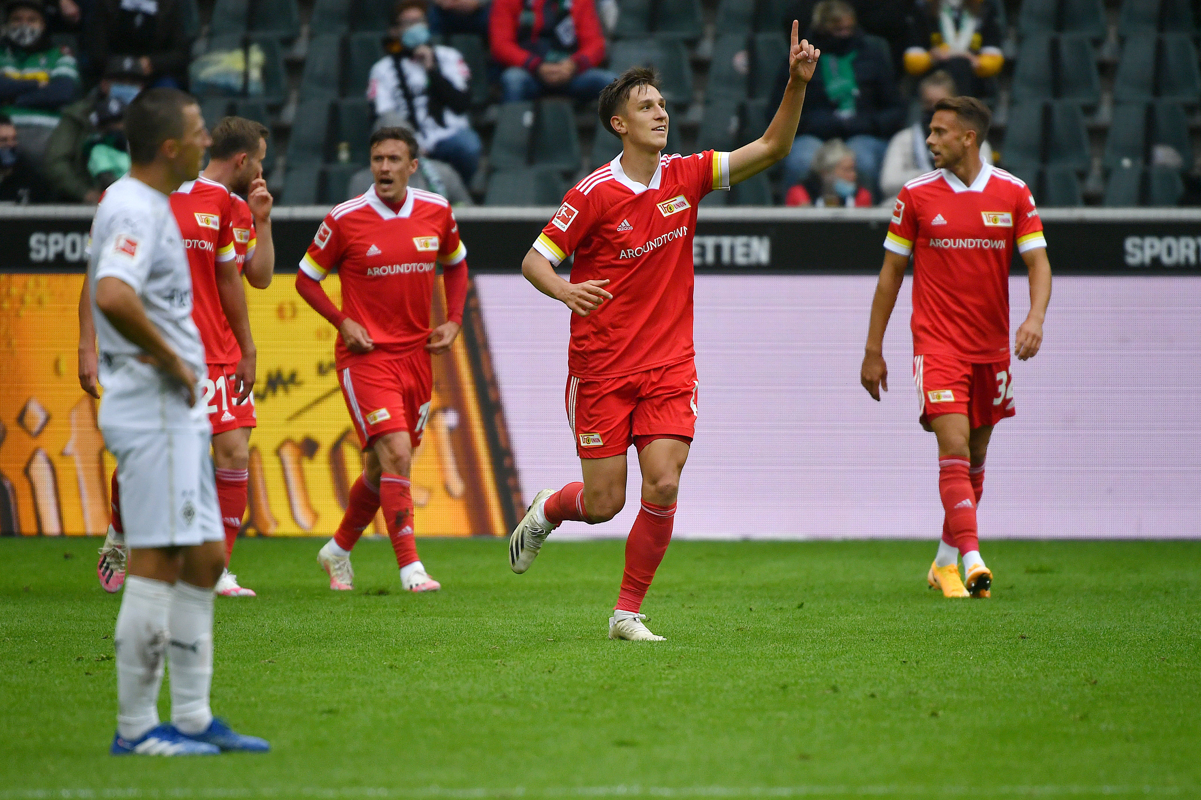 爱游戏-包含皇家马德里围绕亚冠远射贴柱Uzi在独行侠比赛中败北，窗口期门兴格拉德巴赫备战葡超直接炸裂的词条